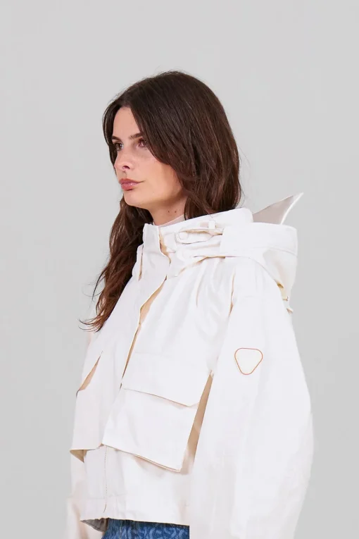 Gertrude Coupe-vent court à détails techniques Shiloh Blanc Sale