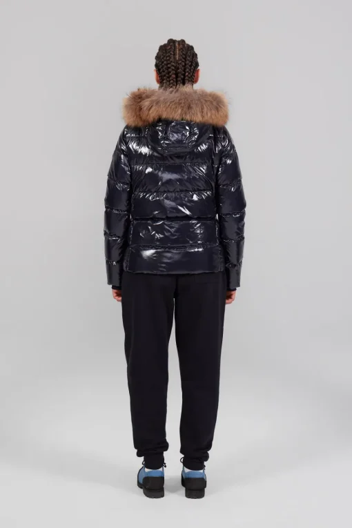 Gertrude Doudoune cintrée avec capuche en fourrure nylon glossy Olga Darknight Fashion